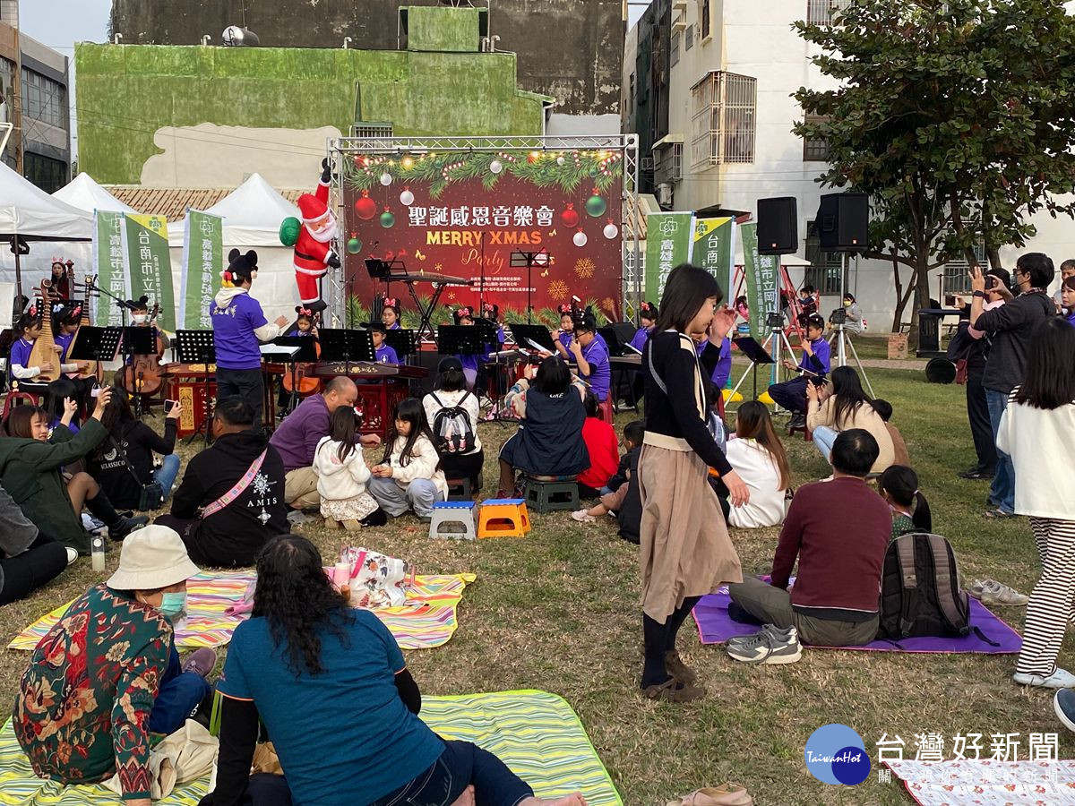 聖誕感恩音樂會由蔡文國小國樂團表演揭開序幕。