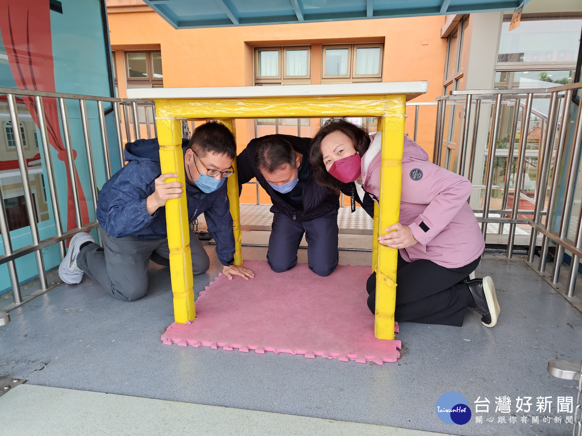 新竹市消防局安排地震體驗車，讓榮家住民及同仁感受6級強震帶來的危害，提升防災意識。<br /><br />
<br /><br />
