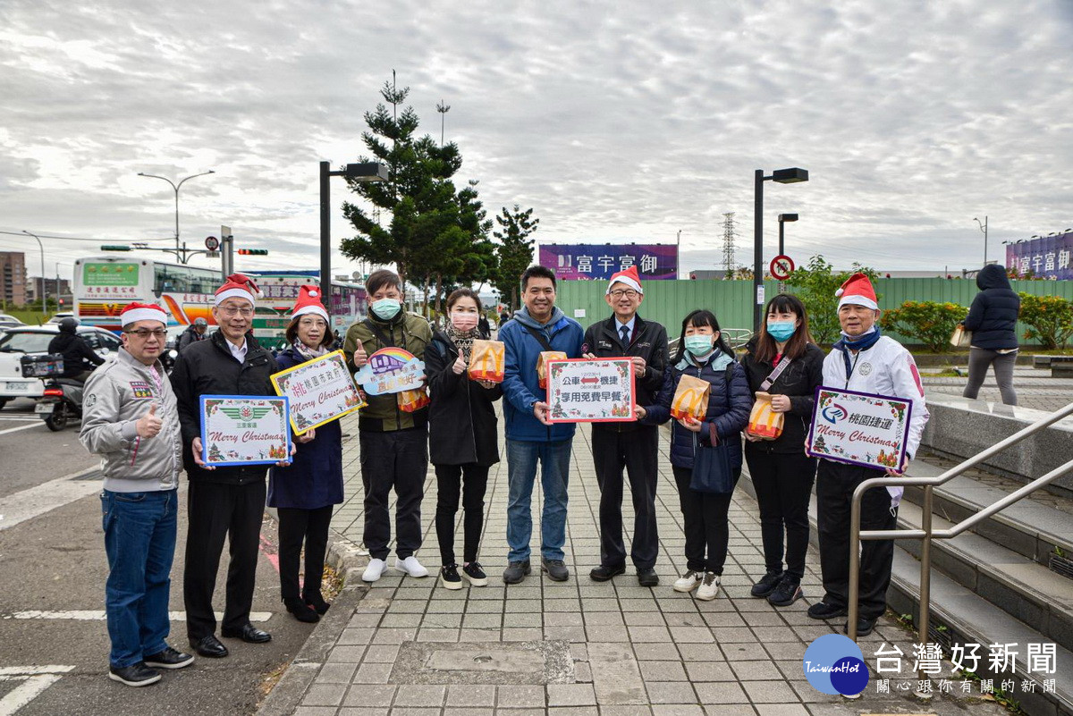 桃園市副市長王明鉅於機捷A7站發送早餐，宣導轉乘接駁公車減碳一起來。<br /><br />
