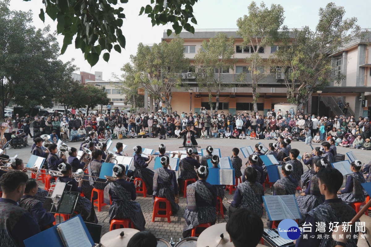 泰國管樂界常勝軍南邦易三倉管樂團特別到嘉義文化創意產業園區快閃演出／嘉義市府提供