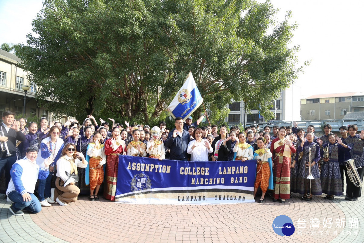 泰國管樂界常勝軍南邦易三倉管樂團特別到嘉義文化創意產業園區快閃演出／嘉義市府提供