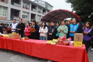 許縣長主持動土典禮頌讀祝禱詞上香等。（記者扶小萍攝）