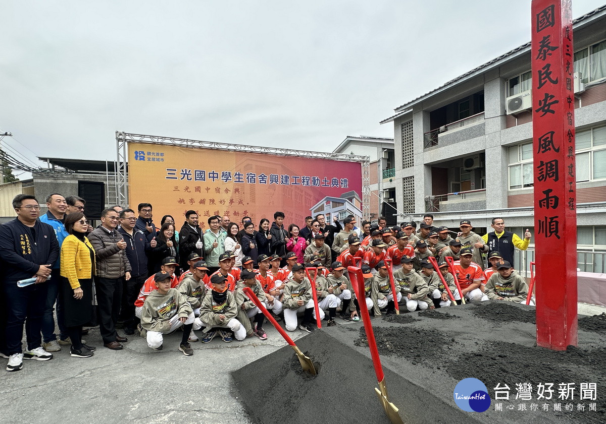 來賓共同執鏟完成動土儀式與球隊合影。（記者扶小萍攝）