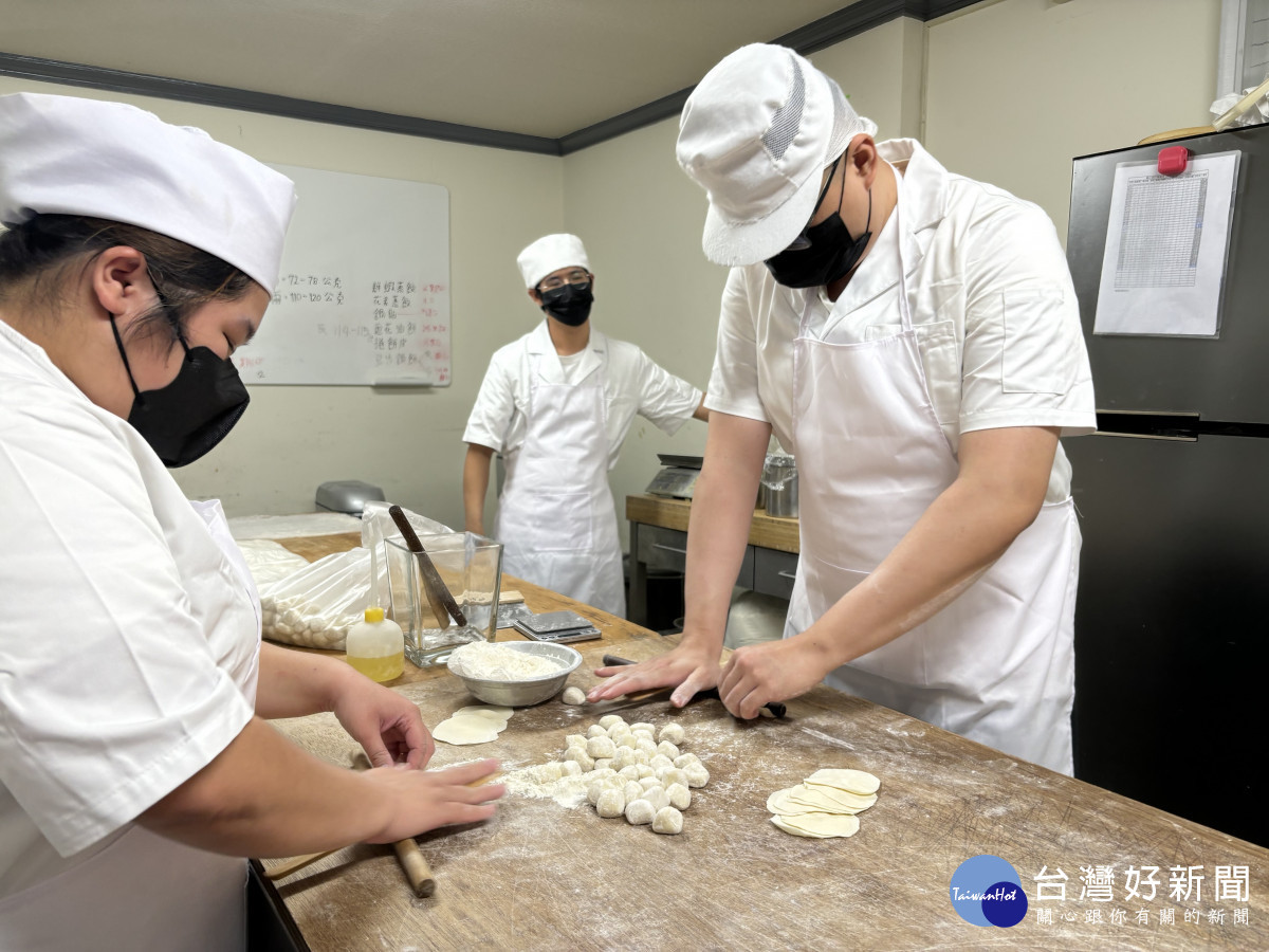 阿源(右)擀皮、包餡都難不倒他