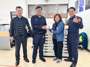 議員黃馨慧帶臘八粥為西屯所員警加油打氣