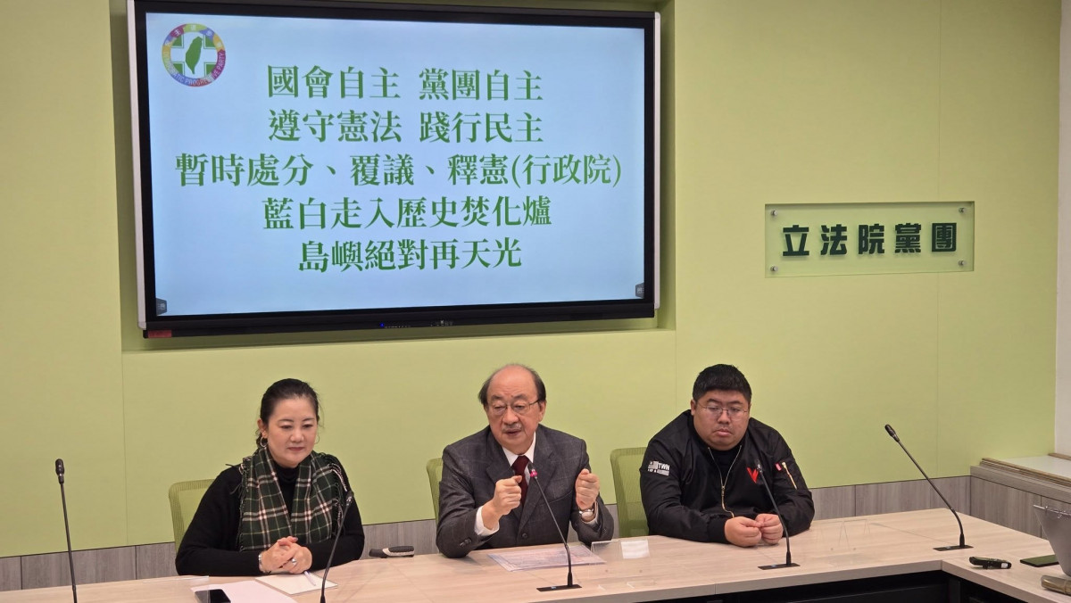 民主進步黨立法院黨團總召柯建銘（中）、幹事長吳思瑤（左），與書記長蔡易餘（右）。（圖／翻攝自民進黨立法院黨團Facebook）