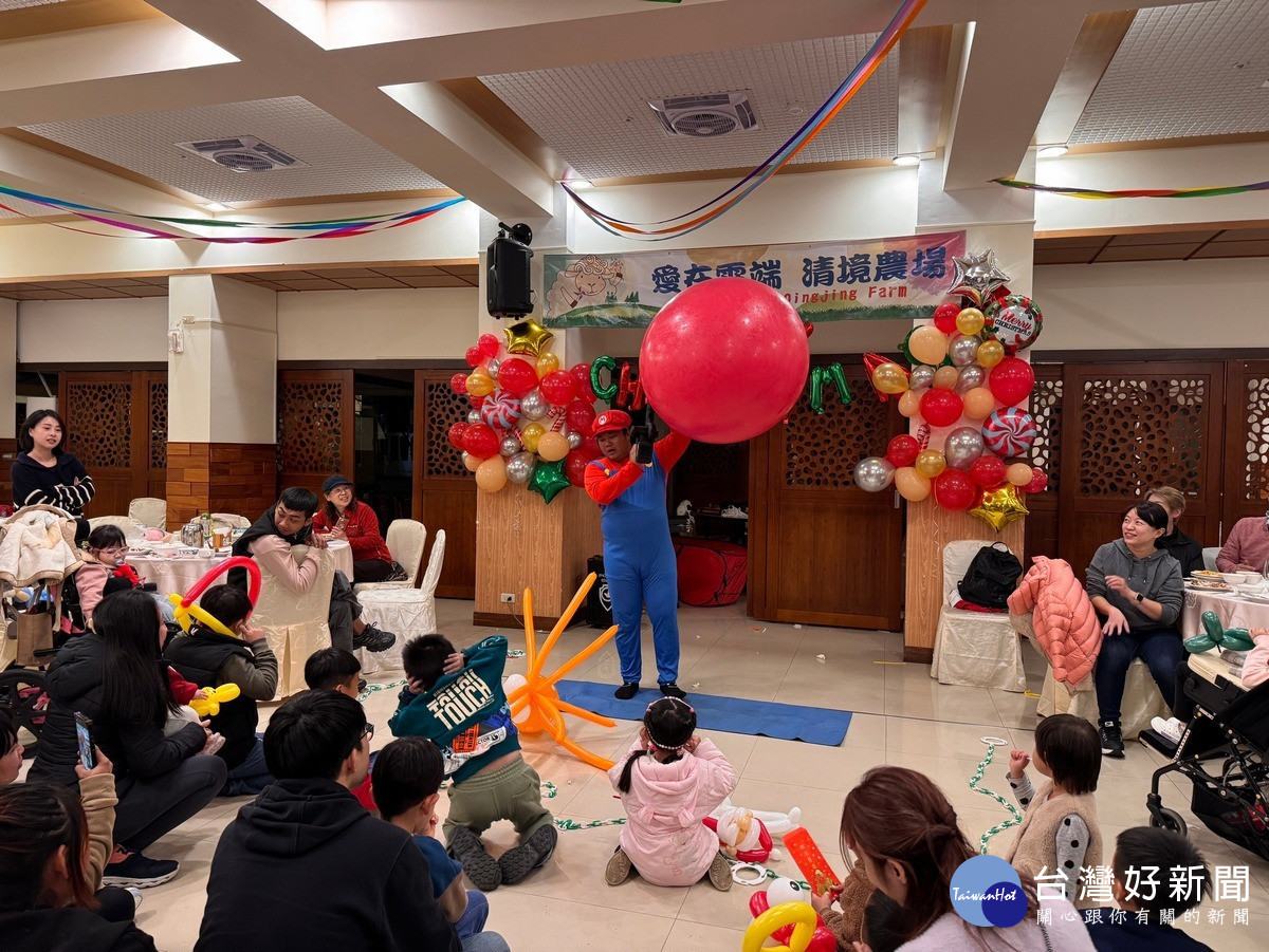 「慢飛天使」開心地觀賞表演。（圖/清境農場提供）