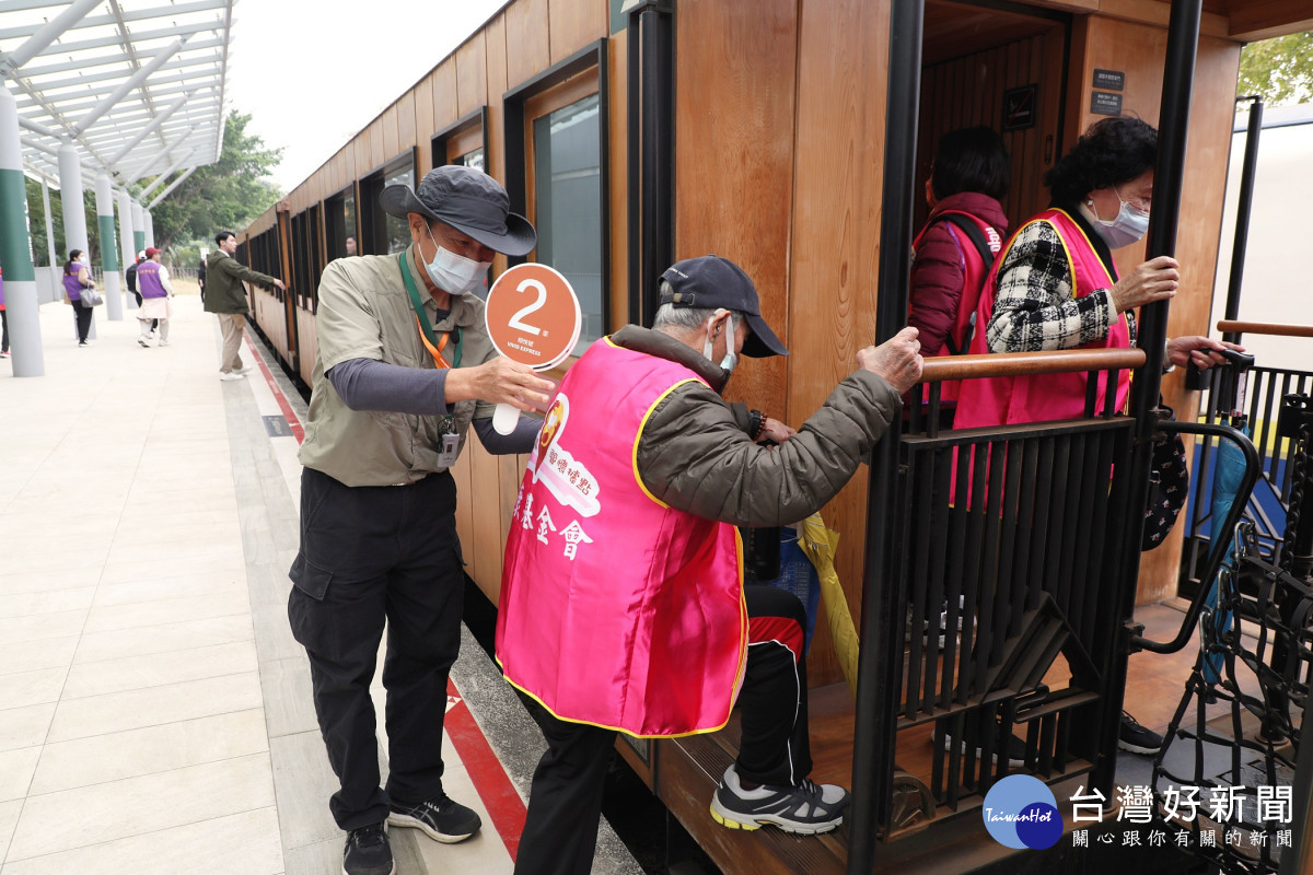 阿里山林鐵列車復駛後第1場公益體驗旅程，邀請嘉義市百位長者搭上這趟至竹崎車站返程的圓夢之旅／嘉義市府提供