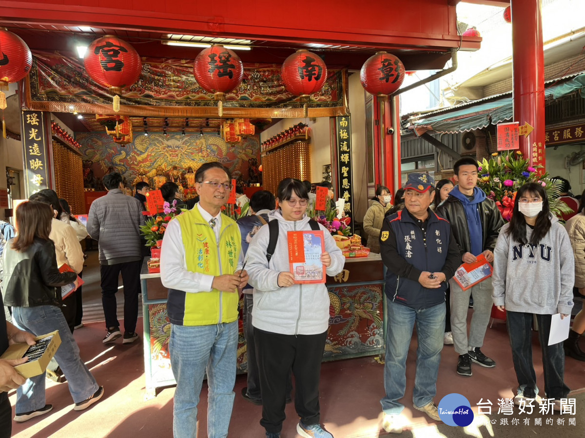 南瑤宮頒發媽祖信徒子女獎學金，彰化市長勉勵傳承慈悲精神。圖／記者鄧富珍攝