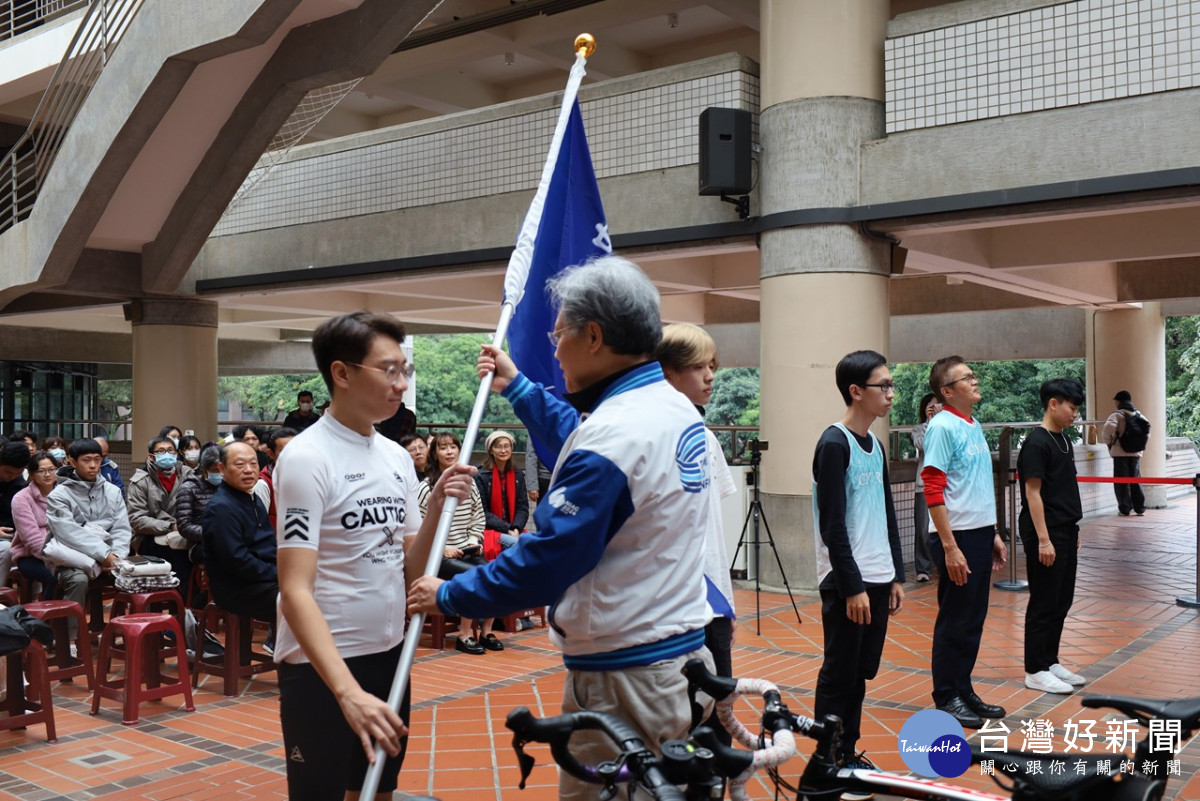 中原大學副校長洪穎怡親臨授旗，為中原大學70週年校慶第一個活動揭開序幕。