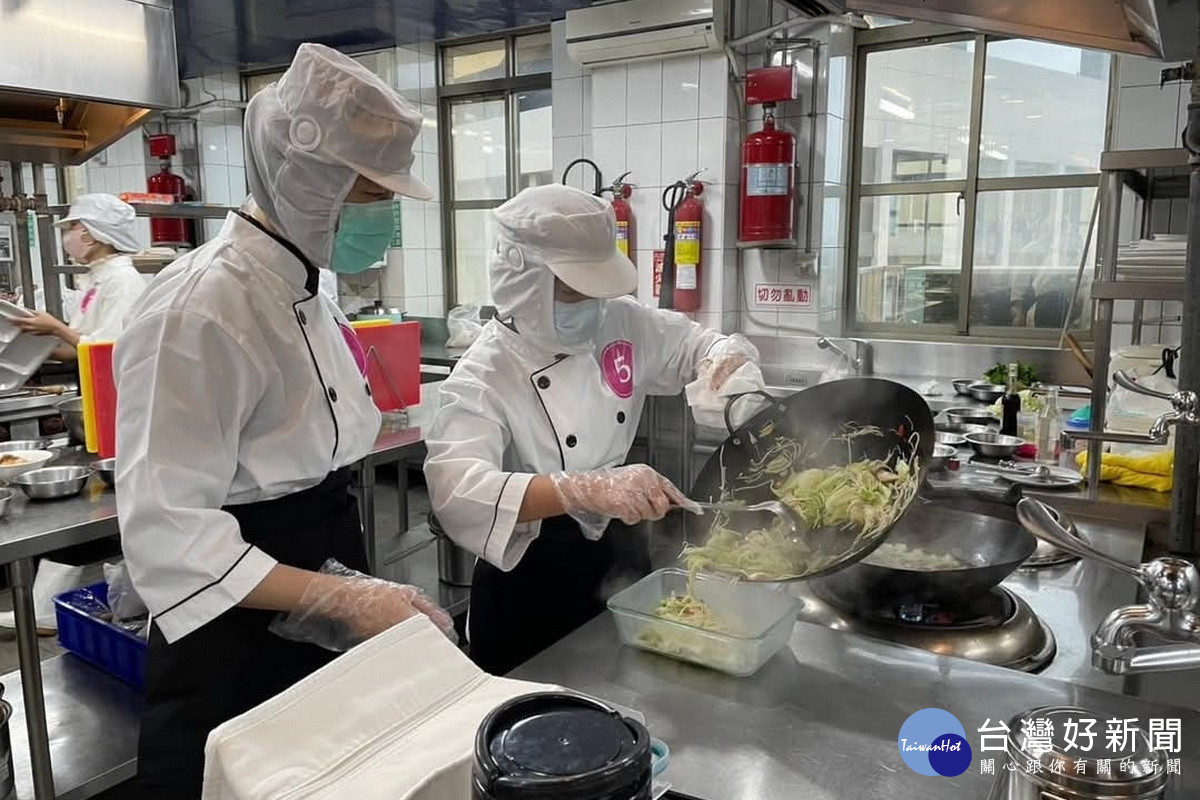 「午餐在地食材健康吃~校園米其林美食爭霸賽」角逐者競展廚技。