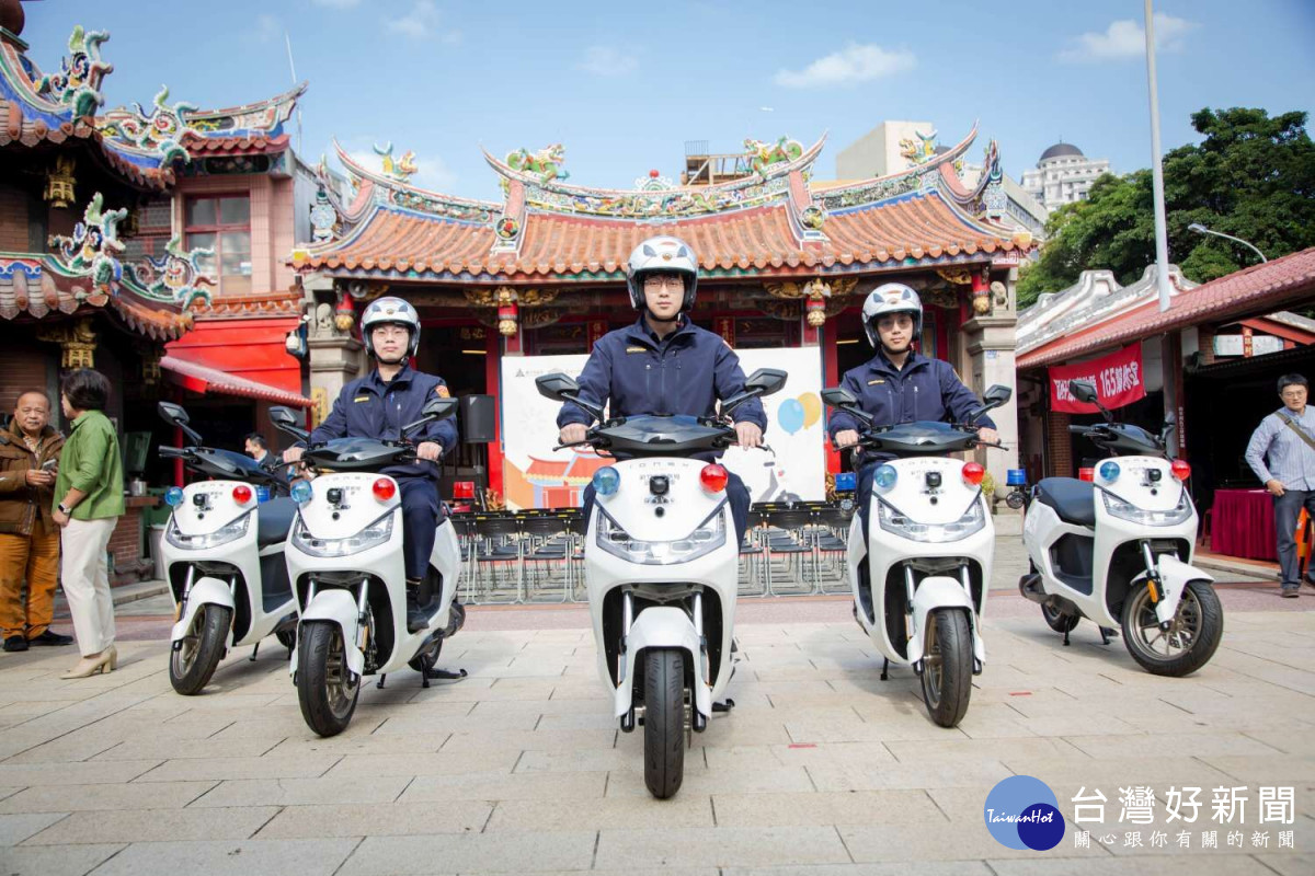 新竹關帝廟捐贈電動巡機邏5輛，加速警用車輛汰舊換新。