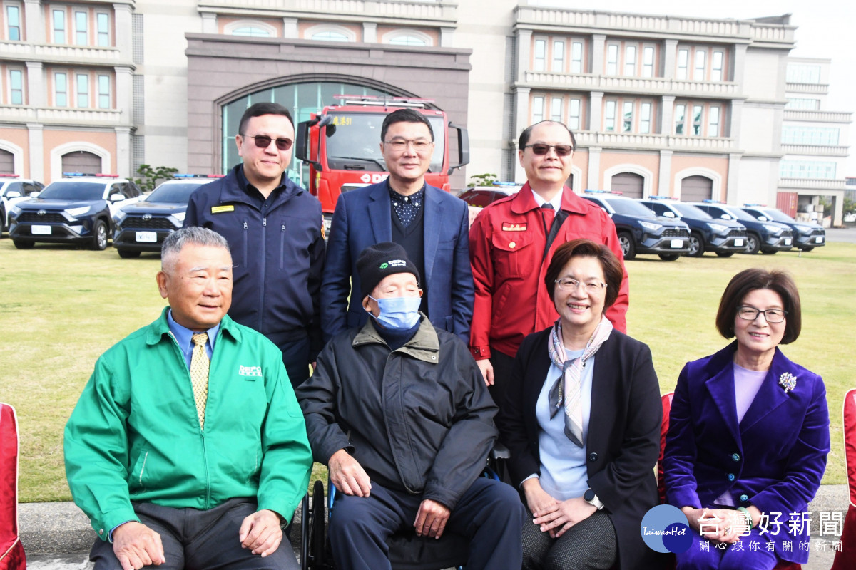 帝寶工業熱心公益回饋鄉里 ，捐贈巡邏車及化學消防車，縣長王惠美與老董事長合照。圖／彰化縣政府提供