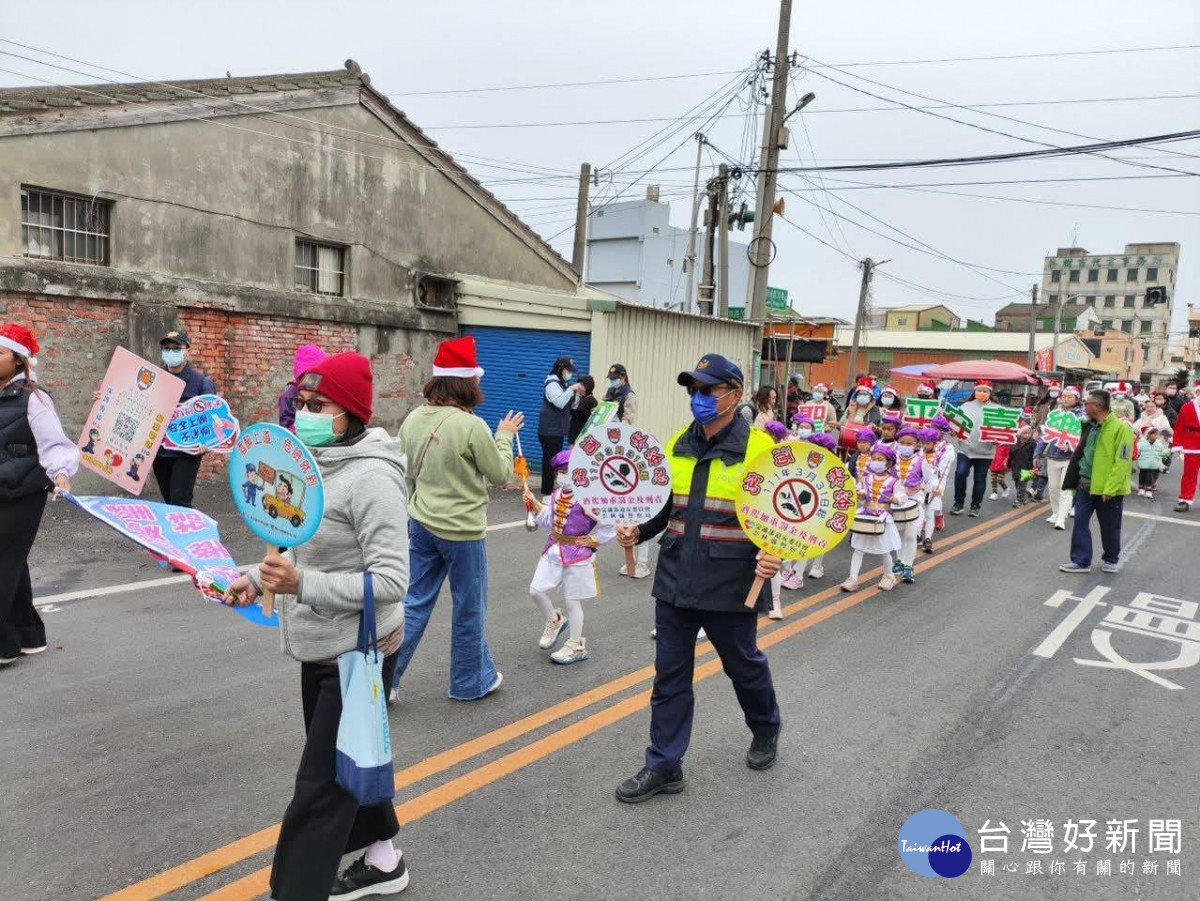 臺西警分局攜手雲林縣聖愛幼兒園舉辦「聖誕踩街報佳音」活動，員警手持標語進行交通安全、婦幼安全及識詐宣導／警方提供