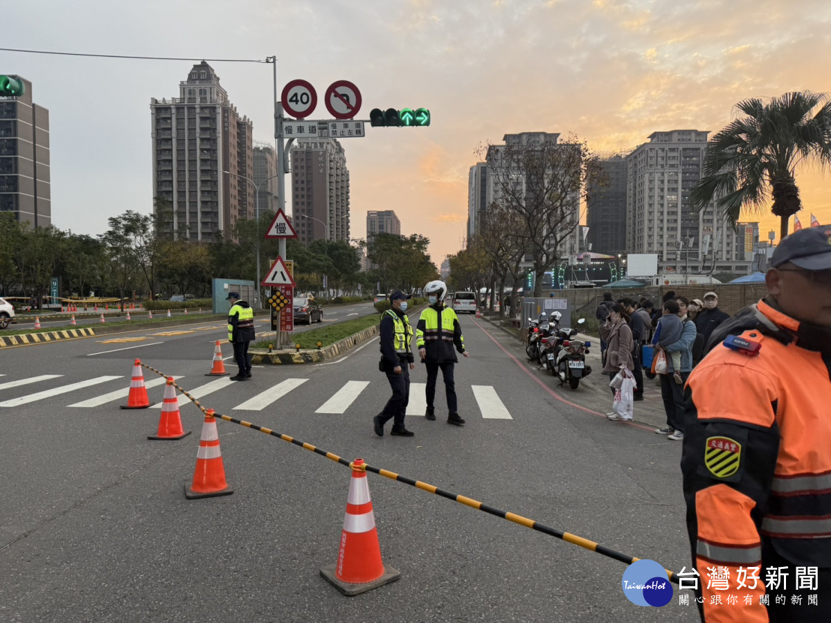 中壢警分局派出警力加強交通疏導，搭配今年底剛成軍的桃園市政府警察局警犬隊首次協勤。