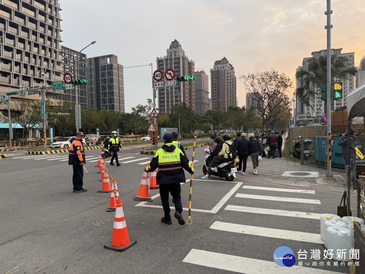 中壢警分局派出警力加強交通疏導，搭配今年底剛成軍的桃園市政府警察局警犬隊首次協勤。