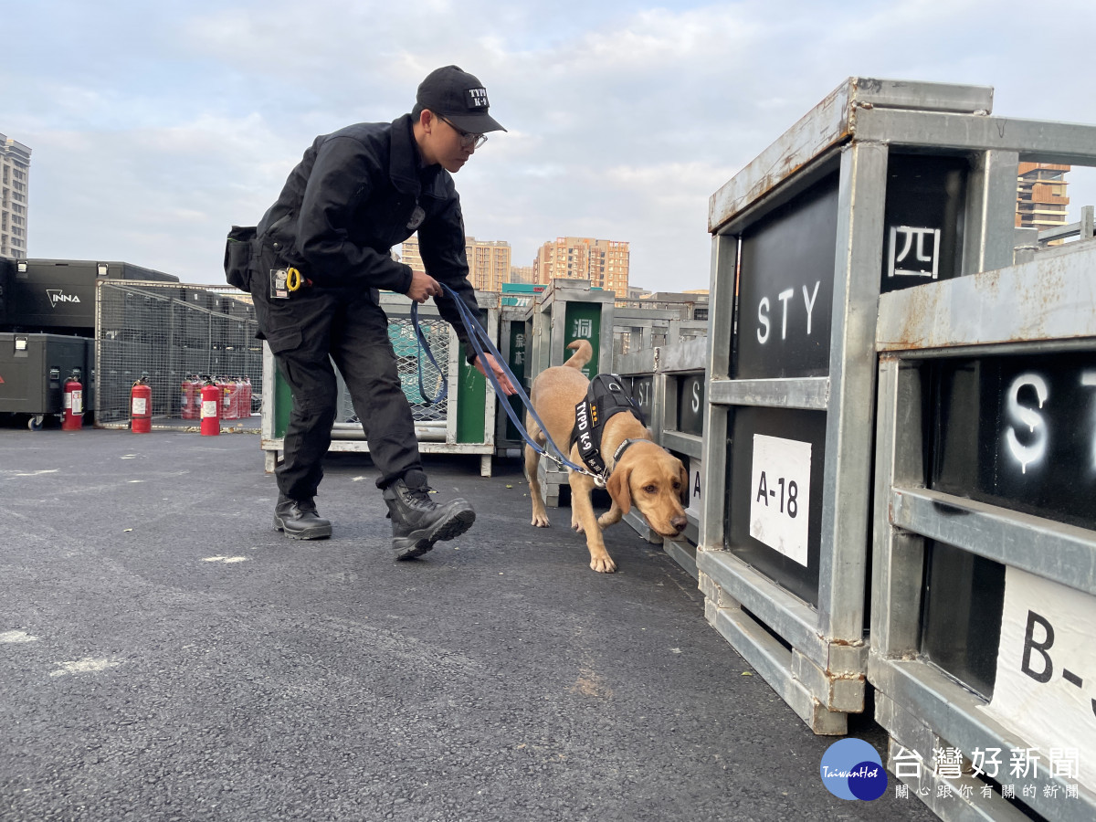 中壢警分局派出警力加強交通疏導，搭配今年底剛成軍的桃園市政府警察局警犬隊首次協勤。