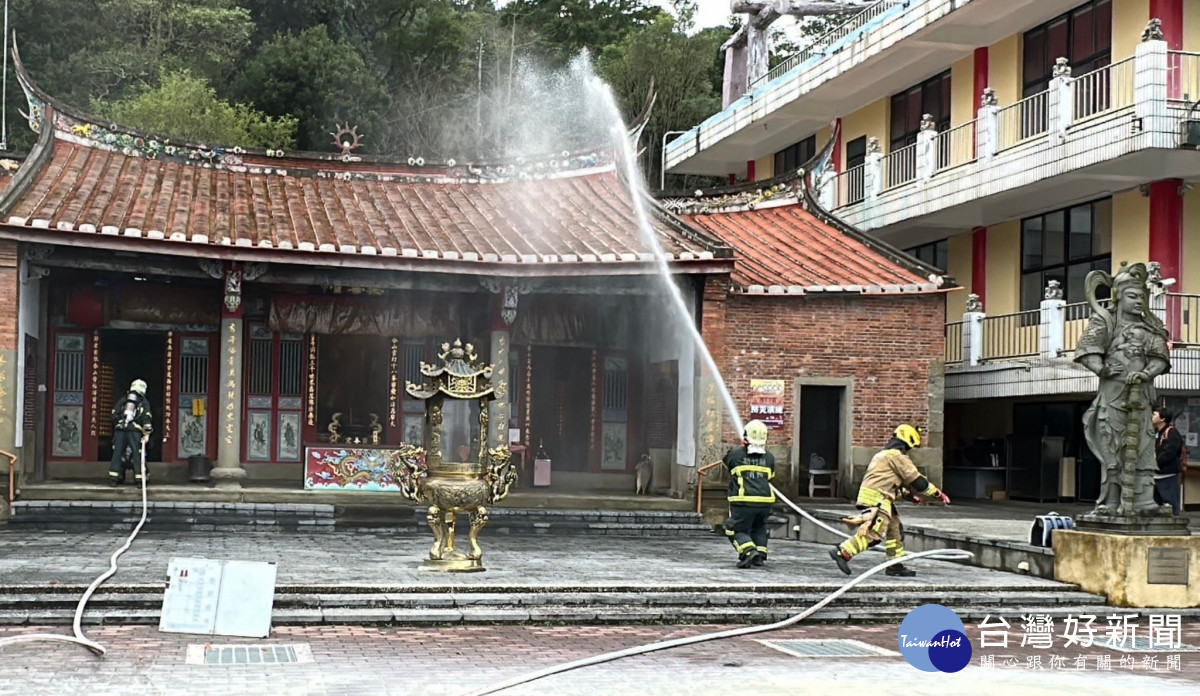 消防車佈線後以水霧射水搶救