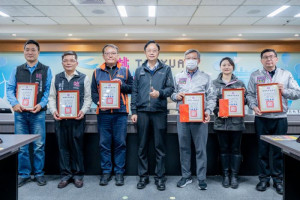 張市長與各獲獎區公所合影。