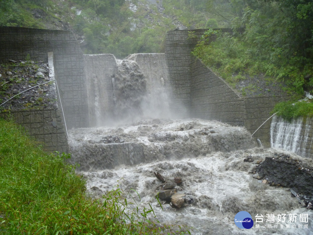 颱風豪雨常帶來漂流木。（林業及自然保育署南投分署提供）