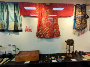 臺灣喜壽古文物展「雙喜臨門」，懷舊傳統婚禮與祝壽慶典吉祥物。圖／記者鄧富珍攝