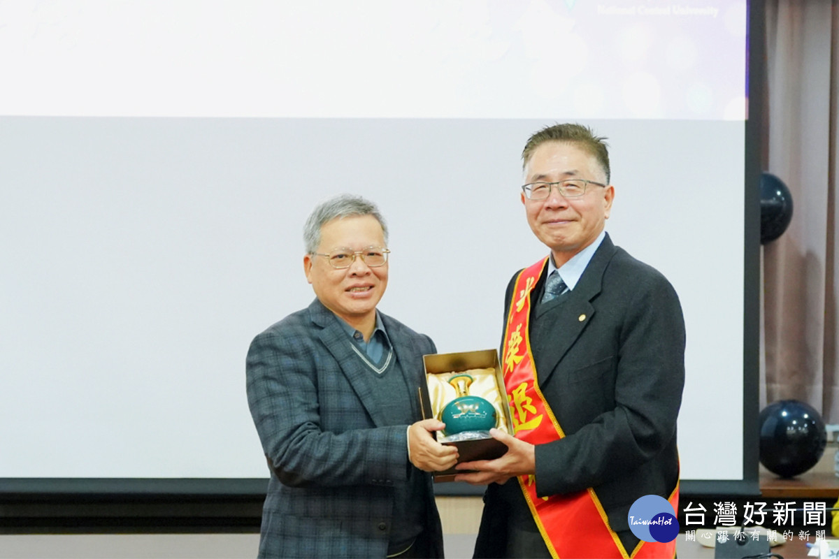 工學院院長蕭述三（新任校長）致贈感謝禮給周景揚校長，象徵一份感恩，一份祝福與一份傳承。