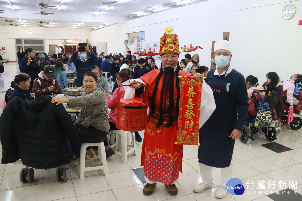 財神爺送上祝福祝大家新年平安。（記者扶小萍攝）