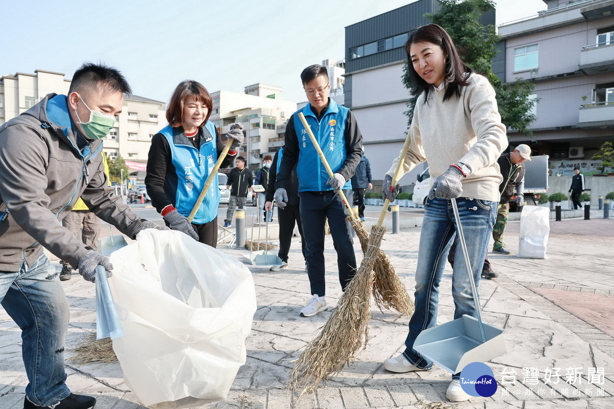 許縣長與張市長帶隊打掃環境。（縣府提供）