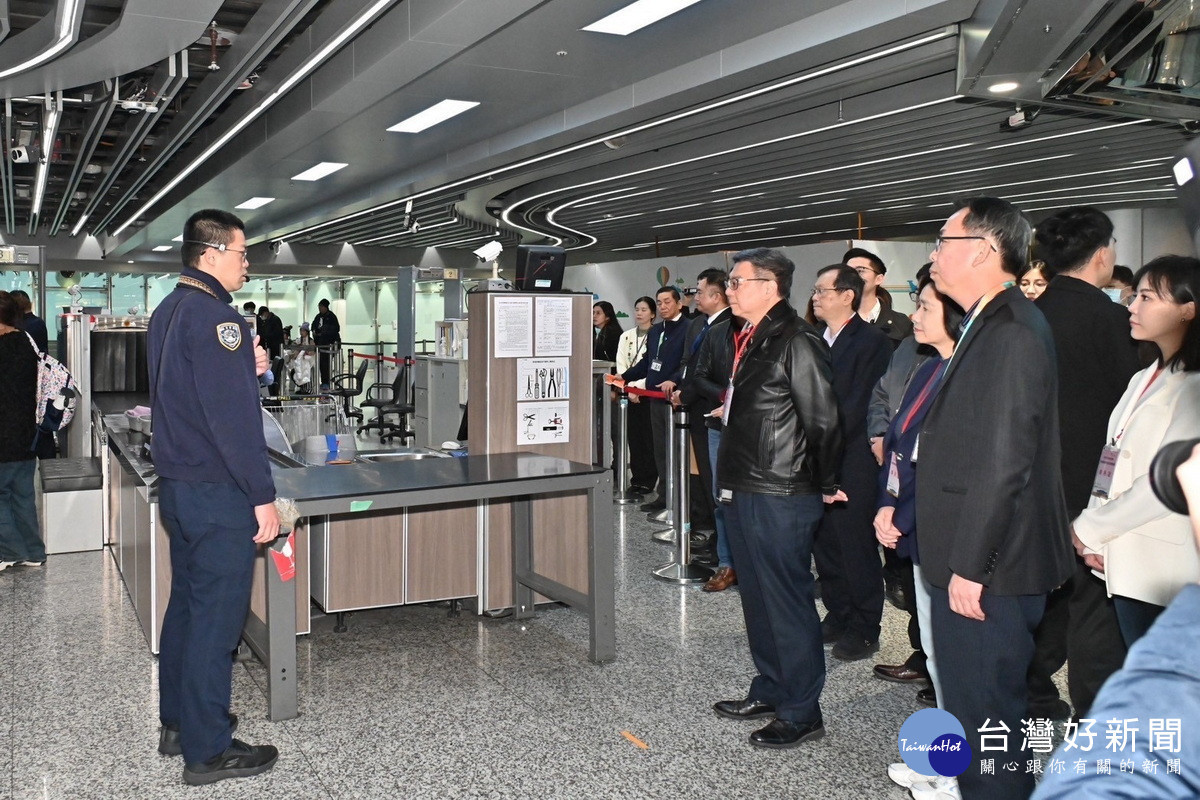 行政院長卓榮泰視察桃園機場春節疏運整備作業。