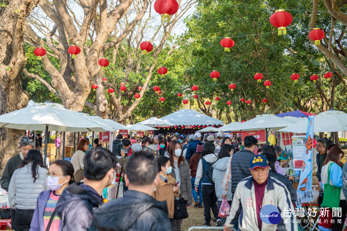 嘉義縣一年一度的年貨市集今、明兩天在縣政府前廣場盛大開幕／嘉義縣府提供