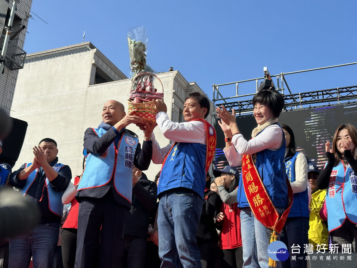 韓院長贈好彩頭祝勝利。（記者扶小萍攝）