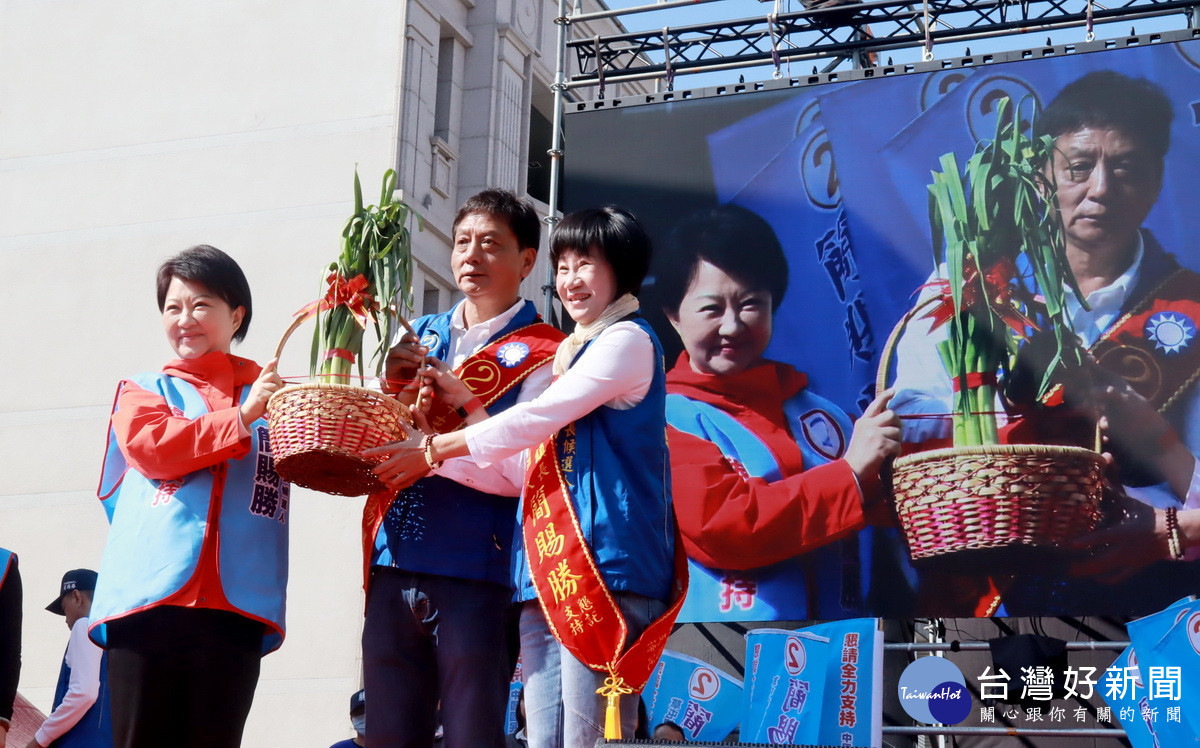 盧秀燕市長也送中蒜頭祝當選。（記者扶小萍攝）