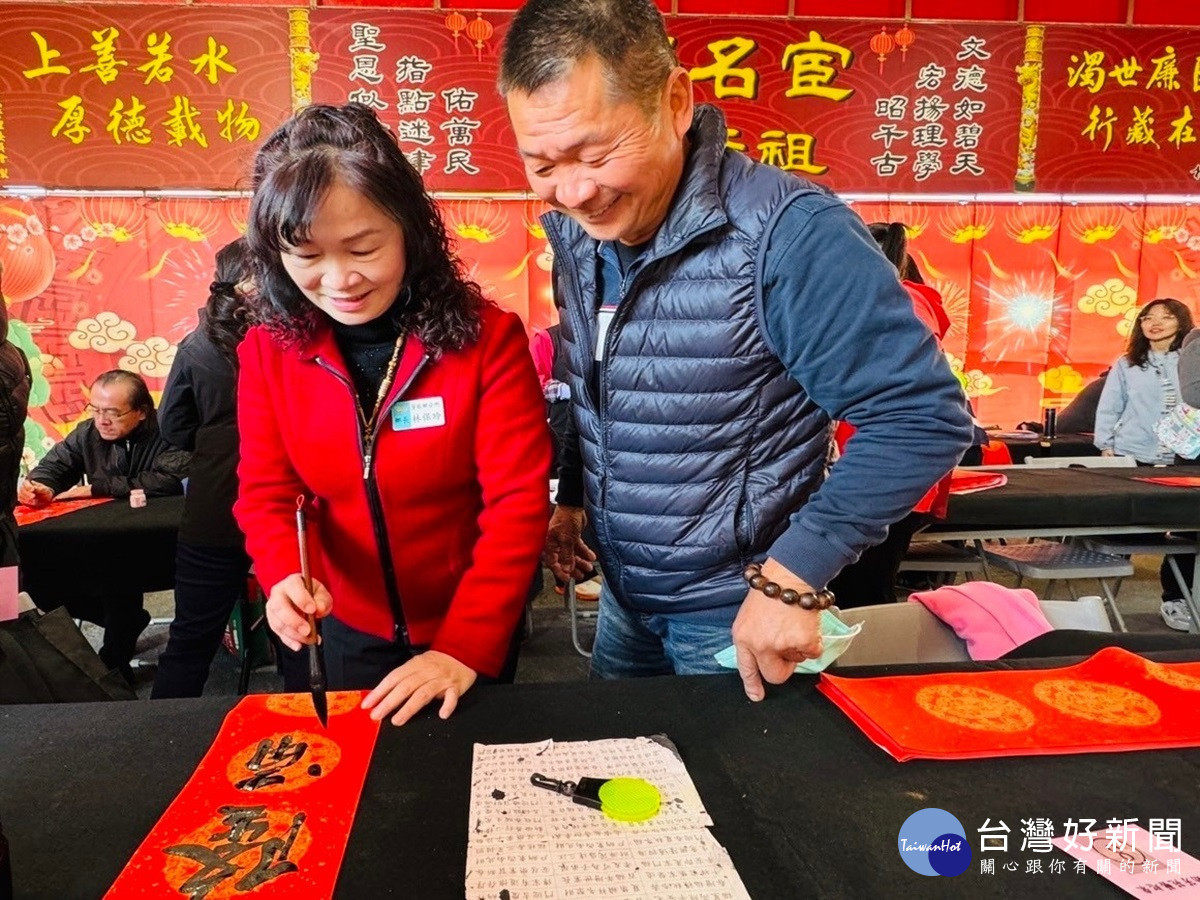 芳苑鄉舉辦「小龍接福送春聯 躍動芳苑藝起來」　名師揮毫展現傳統文化的深厚魅力