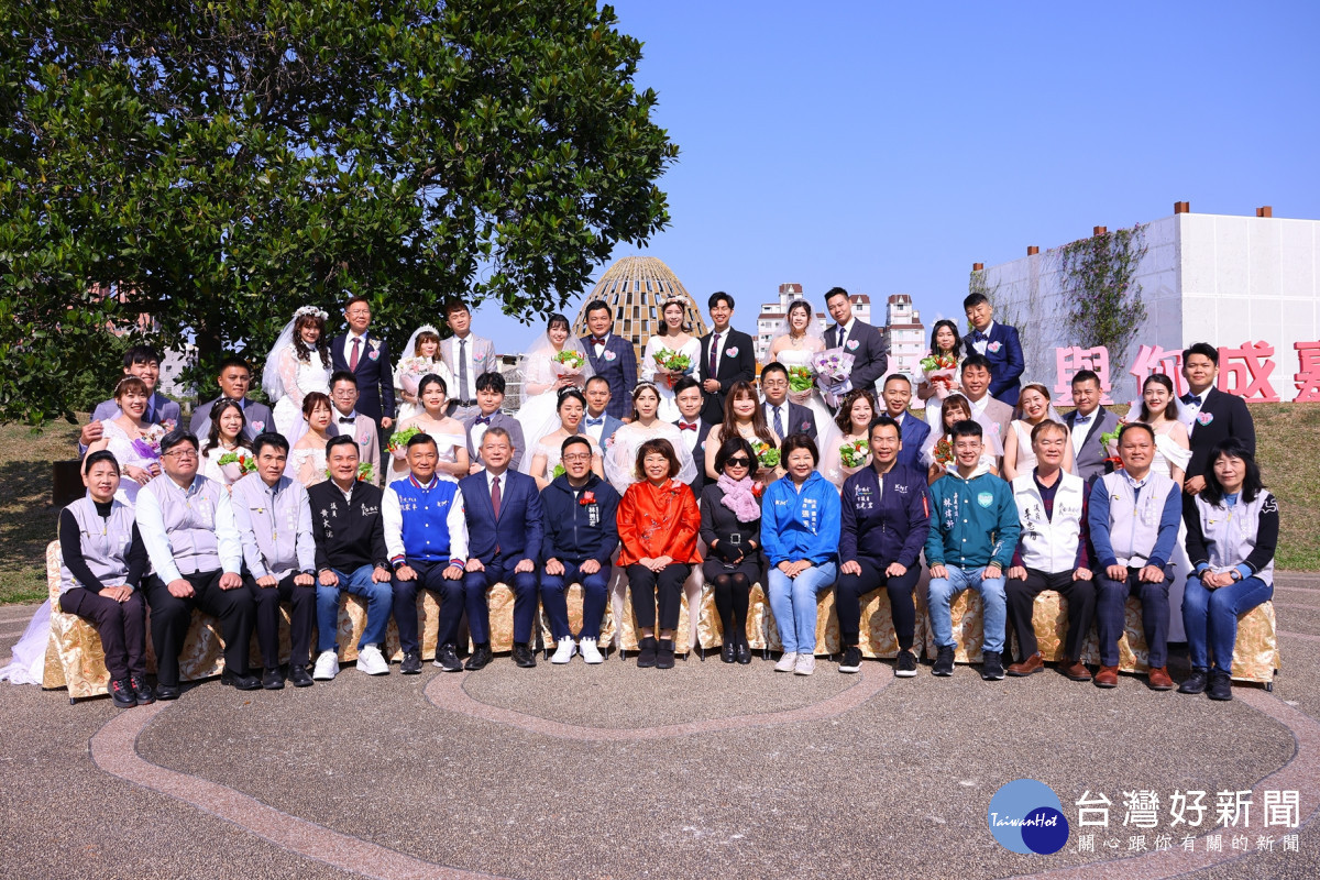 114年嘉義市第43屆市民集團結婚今天在「森林之歌」舉行甜蜜婚禮，由嘉義市長黃敏惠擔任證婚人、嘉義市議會議長陳姿妏擔任主婚人／嘉義市府提供