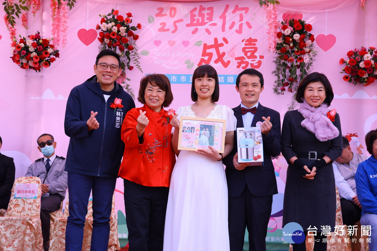 114年嘉義市第43屆市民集團結婚今天在「森林之歌」舉行甜蜜婚禮，由嘉義市長黃敏惠擔任證婚人、嘉義市議會議長陳姿妏擔任主婚人／嘉義市府提供