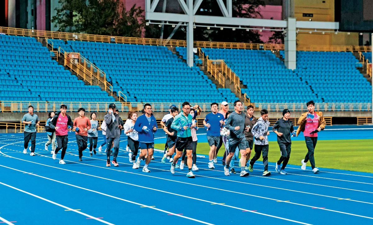 《台北畫刊》介紹臺北優質的運動場地，例如臺北田徑場就是民眾日常運動的好去處。（圖／臺北市體育局）