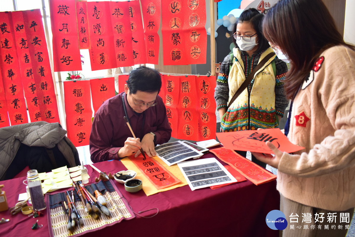 新竹臺大分院石富元特助現場揮毫，將新春祝福獻給民眾。