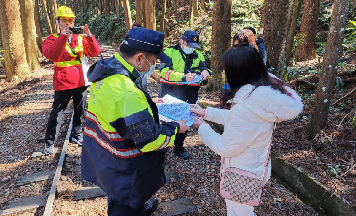 林鐵及文資處與警方發現5名遊客違規行走軌道，將由警方函送交通部鐵道局裁罰／陳致愷翻攝