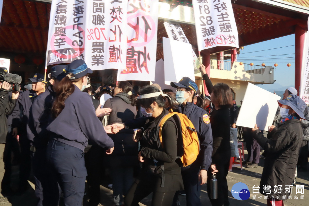 民眾湧進會場說會議無效。（記者扶小萍攝）