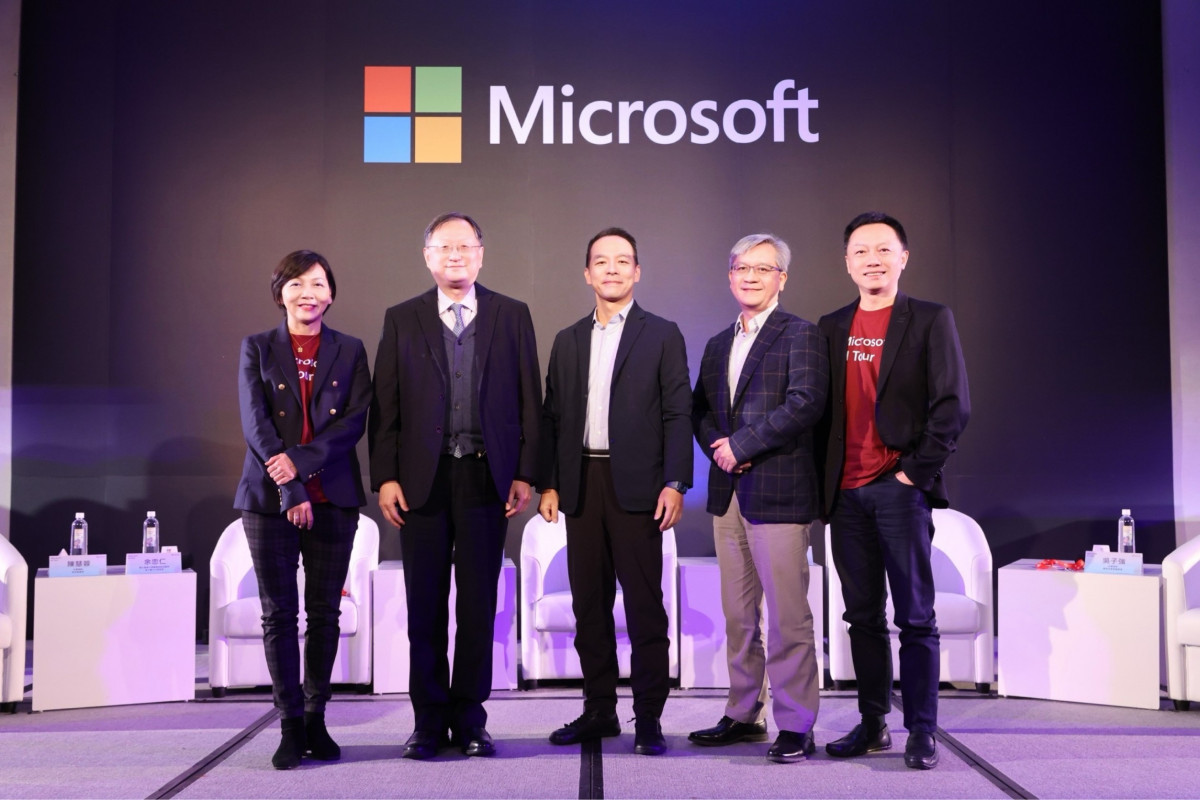 新竹臺大分院余忠仁院長（左二）在Microsoft AI Tour Taipei中分享跨產業導入 Microsoft Cop。