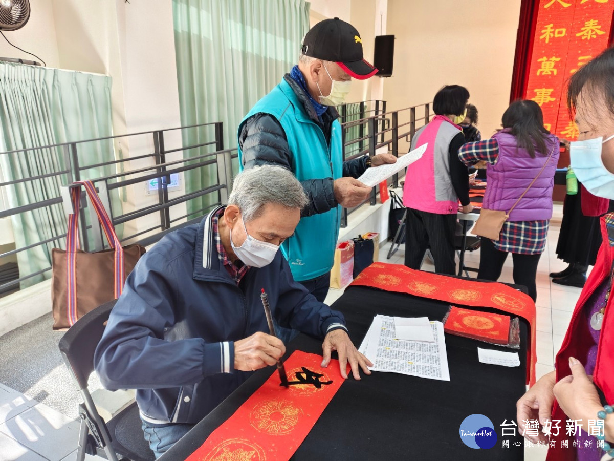 彰化生活美學館「乙巳年祥蛇迎春揮毫」書法名家賀新春。圖／記者鄧富珍攝