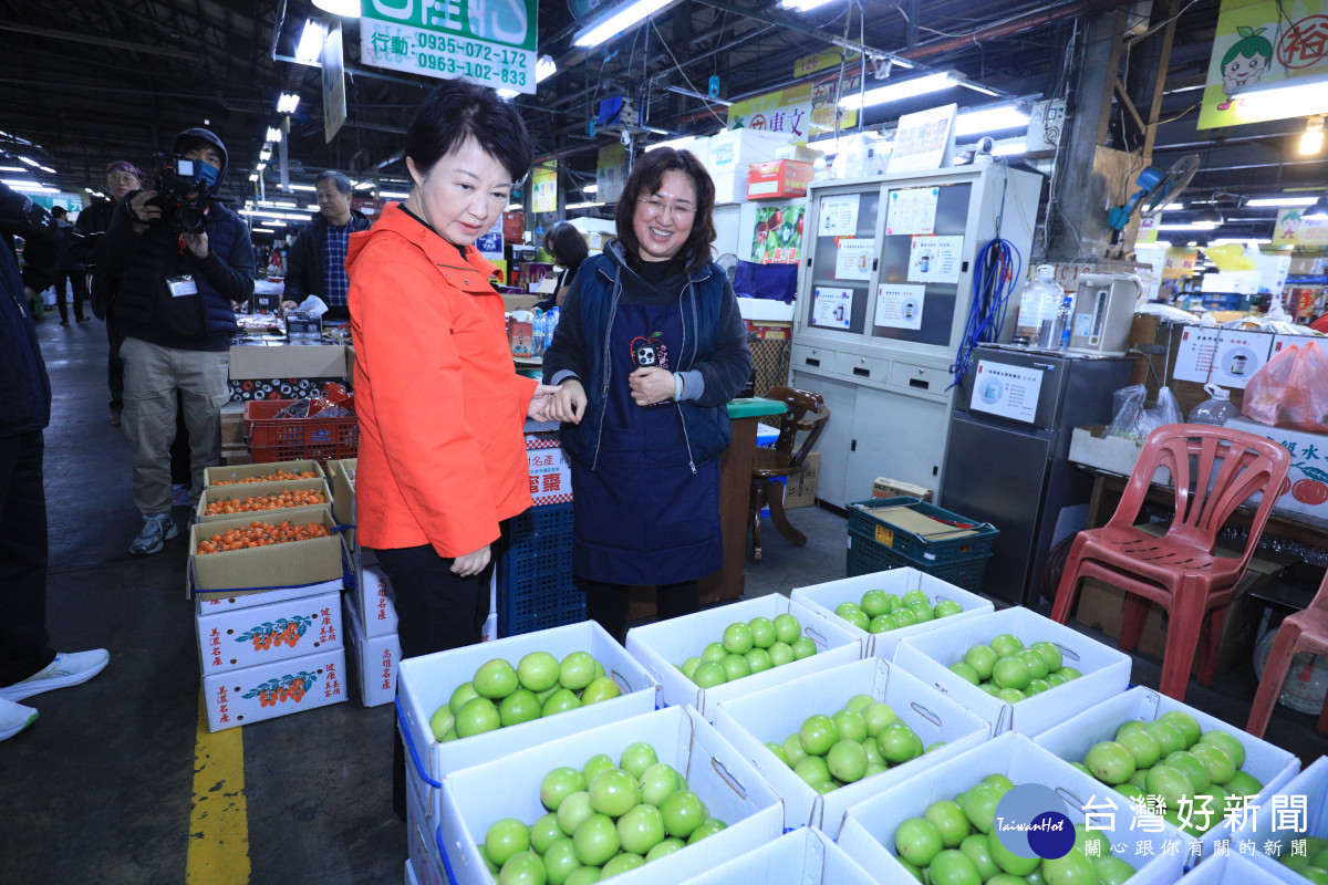 盧市長視察台中果菜批發市場