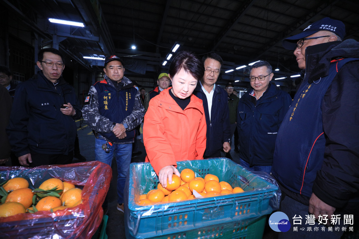 盧市長視察台中果菜批發市場