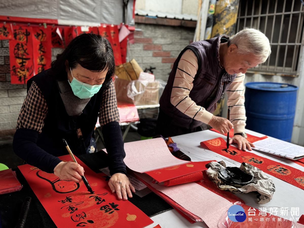 書畫名師現場揮毫寫春聯