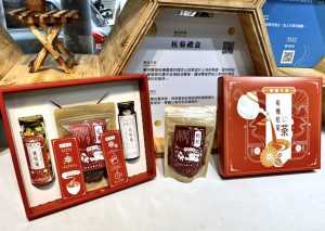 桃園市康莊有機農業生產合作社推出「杭菊禮盒」香氣濃郁，適合在春節期間全家共享。