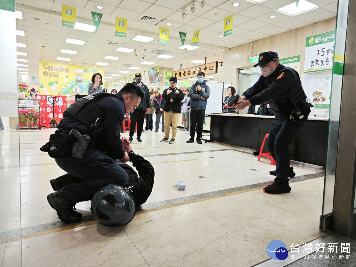 平鎮警分局為加強114年重要節日安全維護工作，與平鎮區農會配合防搶演練及阻詐宣導。