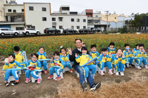林世賢市長和小朋友在花海樂開懷。圖／記者鄧富珍攝
