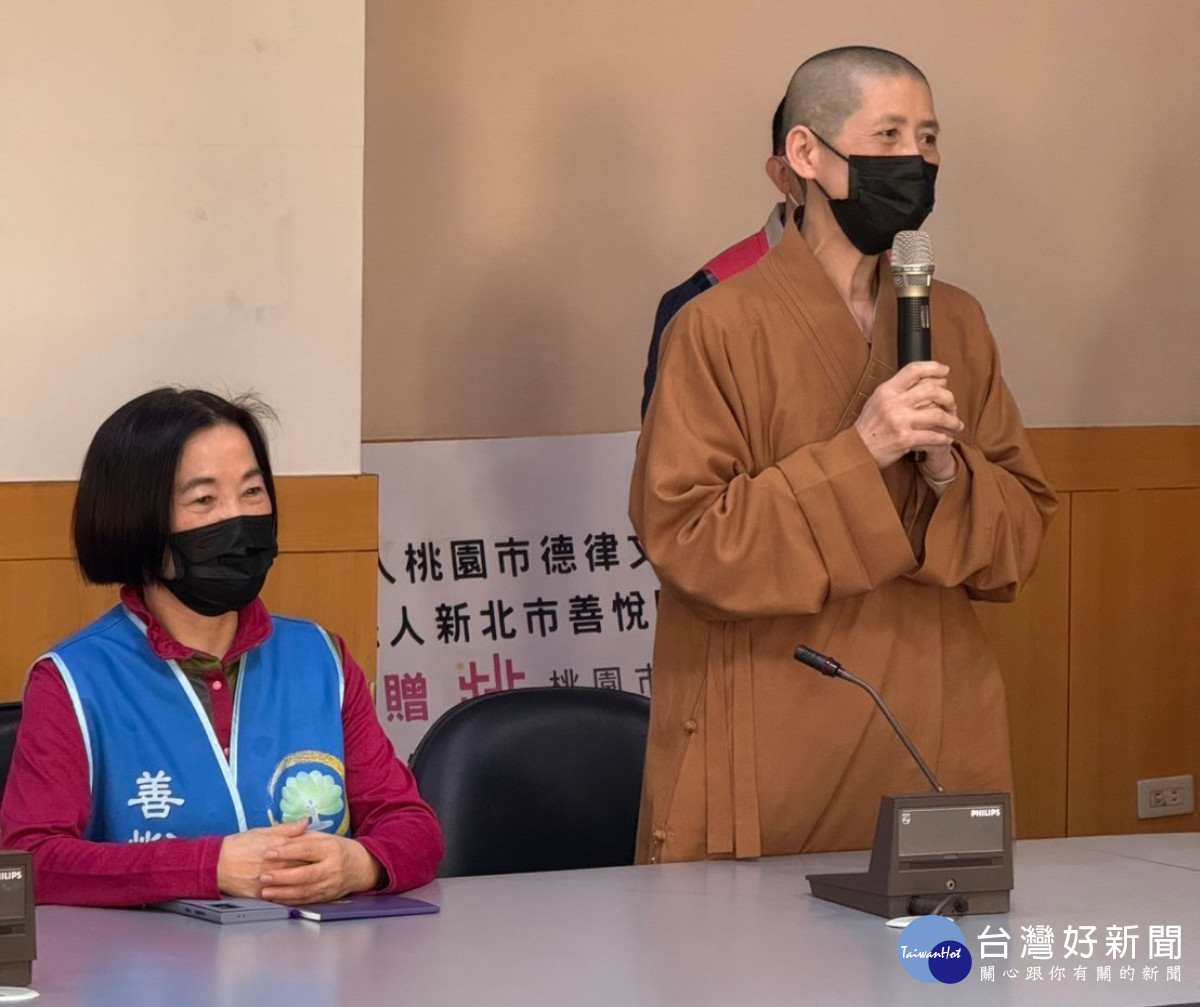 桃園市德律文化策進會昭明講堂及元亨寺台北講堂善悅關懷協會在市府捐贈福慧箱500箱物資。