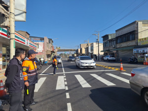 楊梅警分局為紓解春節期間交通秩序，加強各人潮重點地區交通疏導管制。