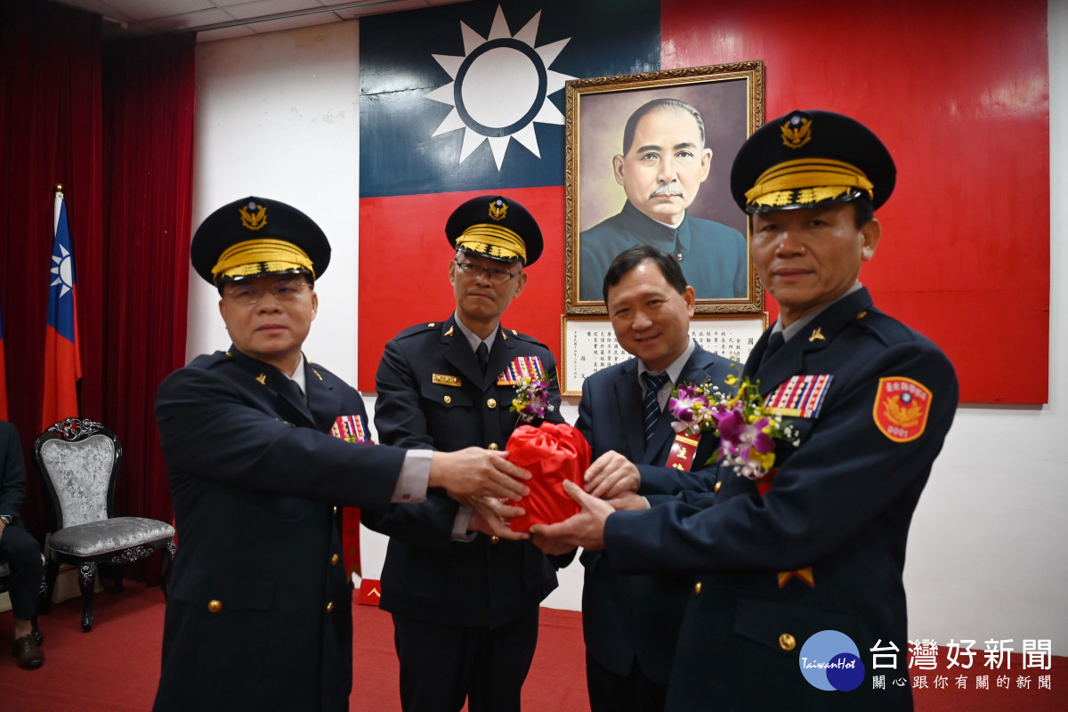 臺東縣警局卸、新任局長交接　饒慶鈴期勉持續捍衛臺東治安與交通